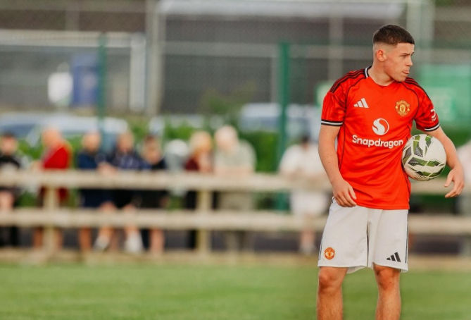 Ở tuổi 15, Rooney đã bỏ qua ba cấp độ để gia nhập đội U19 của Manchester United và tham gia các giải đấu ở nước ngoài cùng đội bóng.