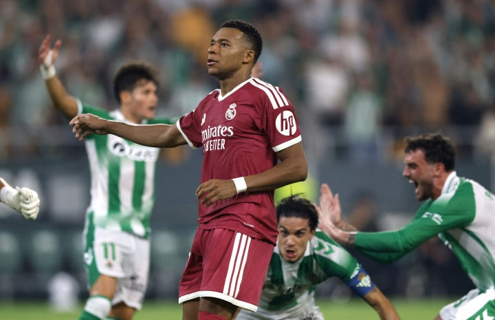 Mbappe thành cầu thủ thứ 6 trong lịch sử Real Madrid đá hỏng penalty ở phút cuối khi tỉ số hòa hoặc thua 1 bàn