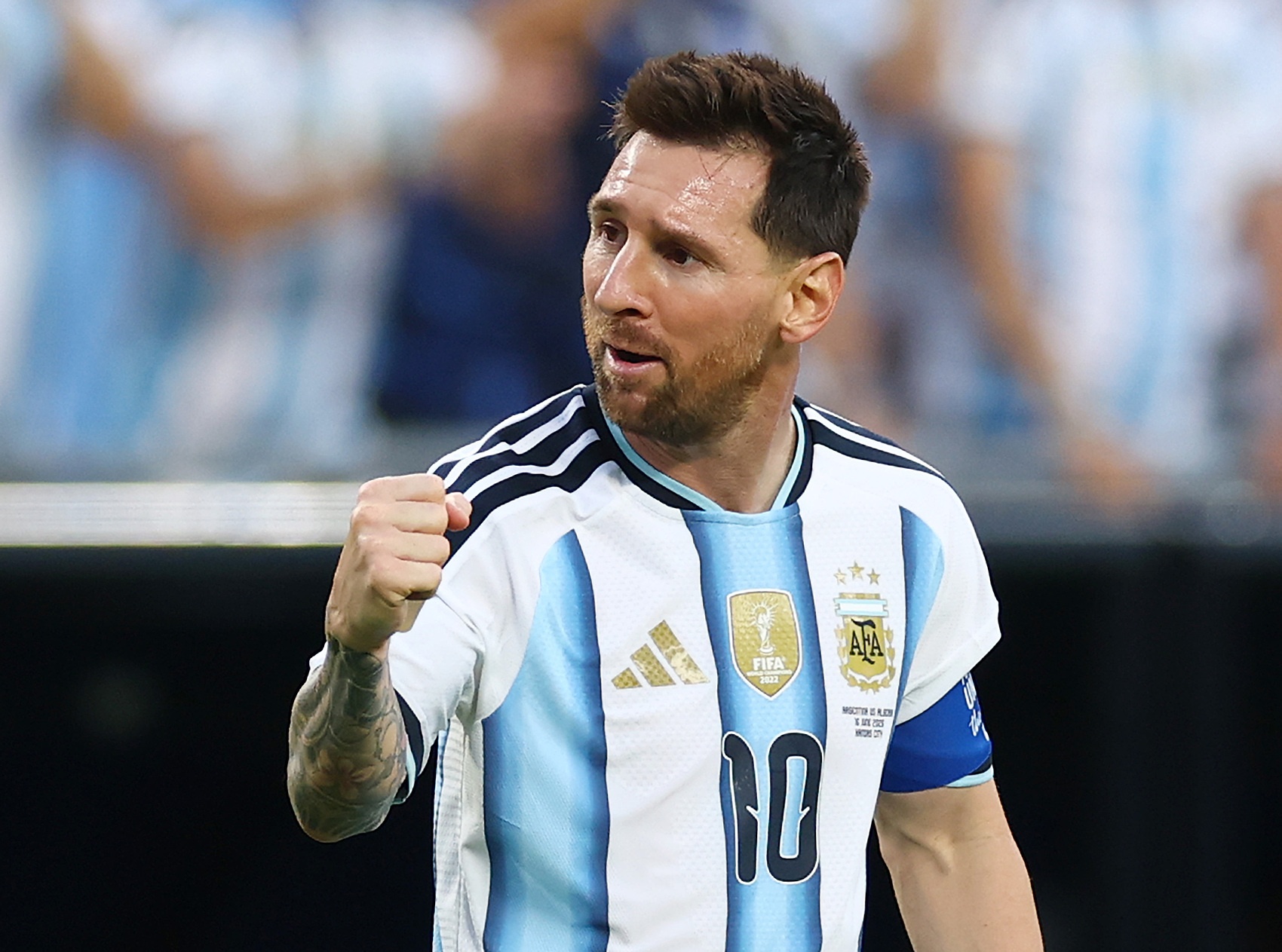 Trải dài 20 năm! Đây là lần thứ ba Messi vào sân từ băng ghế dự bị tại World Cup; 20 năm trước, Messi ra mắt với tư cách cầu thủ dự bị, ghi bàn và kiến tạo