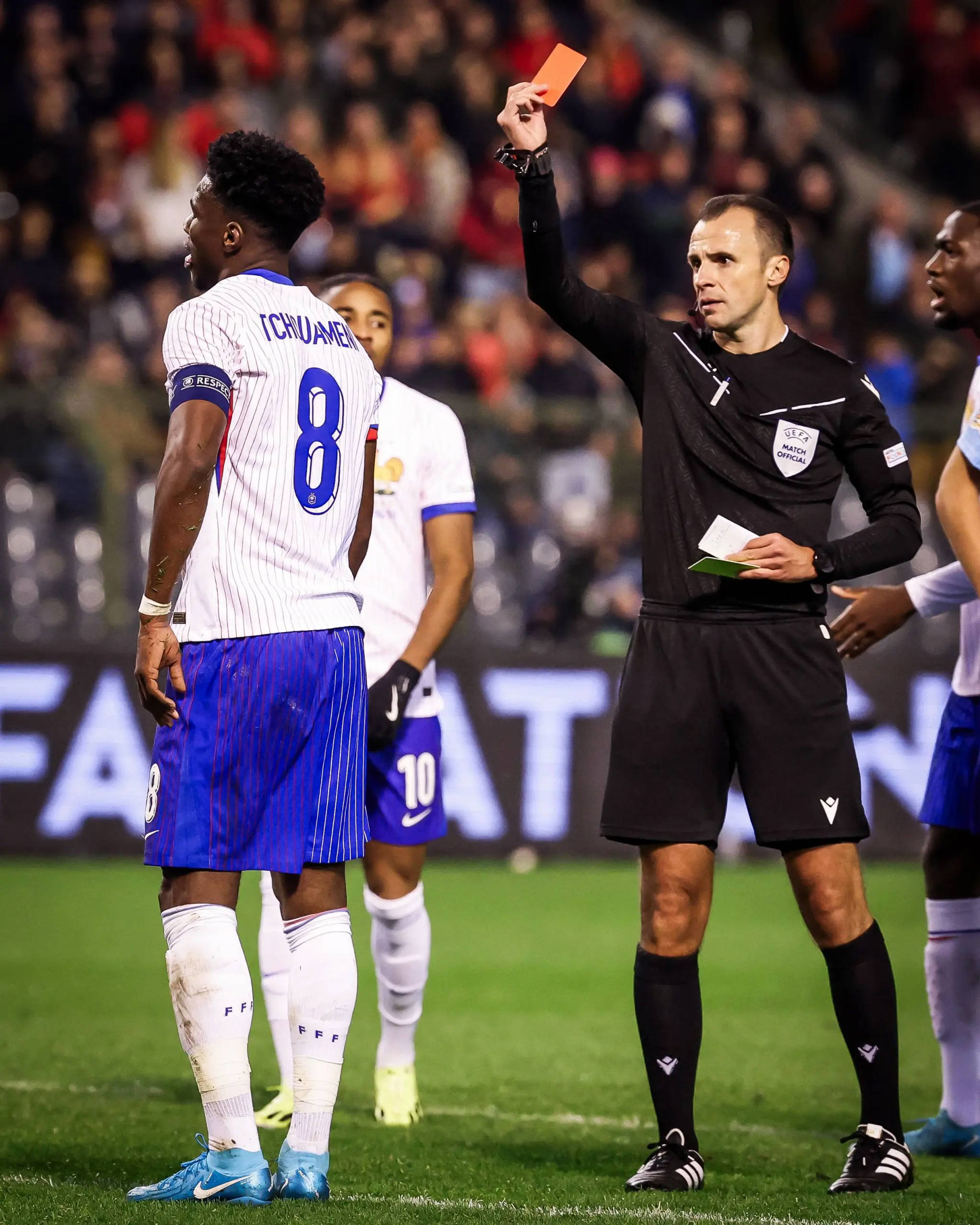 Đội trưởng tuyển Pháp Tchouaméni bị rút thẻ đỏ, đội trưởng Pháp gần đây nhất nhận thẻ đỏ là huyền thoại Zidane