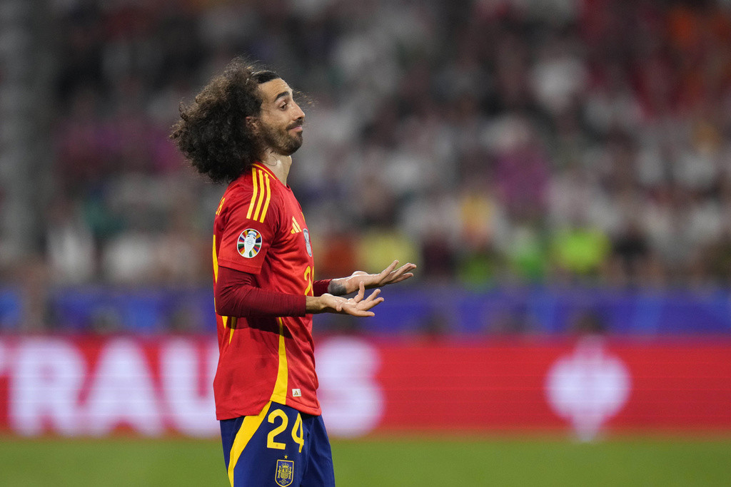 Marc Cucurella bị la ó vì đâu?