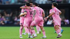 Khoảnh khắc mơ ước! Sau bàn thắng của Messi, Casemiro ôm chầm và cười lớn, De Paul bám sát theo sau