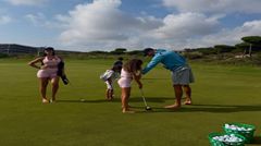 Sắp cưới? Georgina đăng ảnh chơi golf cùng Ronaldo và gia đình