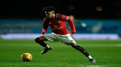Bruno Fernandes trả lời phỏng vấn Neville, JJ Smith trở lại đội một, và Evans tham gia tập luyện cùng Manchester United