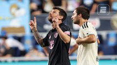 Dành tặng cha! Bàn thắng đầu tiên sau khi cha qua đời, Messi chỉ tay lên trời ăn mừng