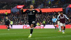 Barcelona quan tâm đến João Pedro, nhưng Chelsea khó nhả người