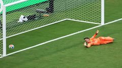 Khép lại sự nghiệp? Muslera 40 tuổi mắc sai lầm, bị thay ra giữa chừng trận gặp Tây Ban Nha