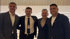 Bốn huyền thoại hội ngộ Baggio chụp ảnh cùng Ronaldo Maldini và Figo