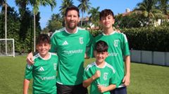 Messi và các con mặc áo đấu Cornellà, quảng bá cho CLB của mình