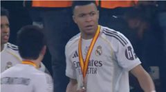 Mundo Deportivo: Mbappe ngăn đồng đội vỗ tay cho Barca sau trận