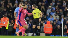 Luật mới Premier League! Nếu bác sĩ vào sân điều trị cho thủ môn, HLV phải chỉ định 1 cầu thủ khác rời sân 1 phút