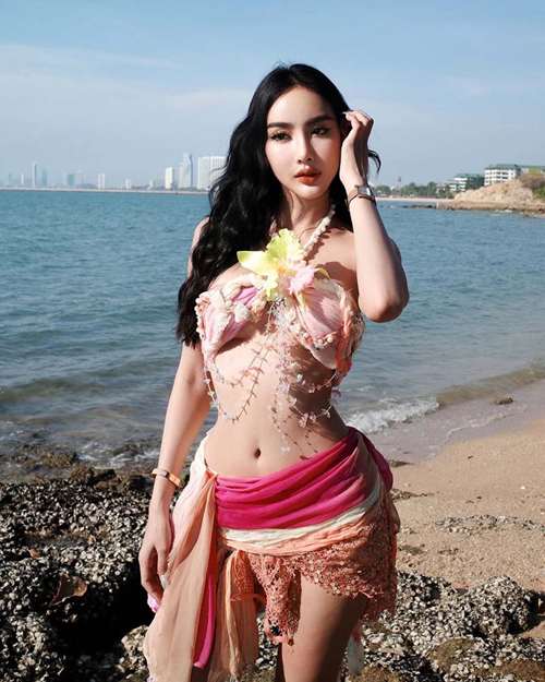 ปราง สุนทรี นางงามสุดฮอต เสิร์ฟลุคแซ่บ !! นุ่งทูพีซ อวดเอวเอสไม่ง้อแอปฯ