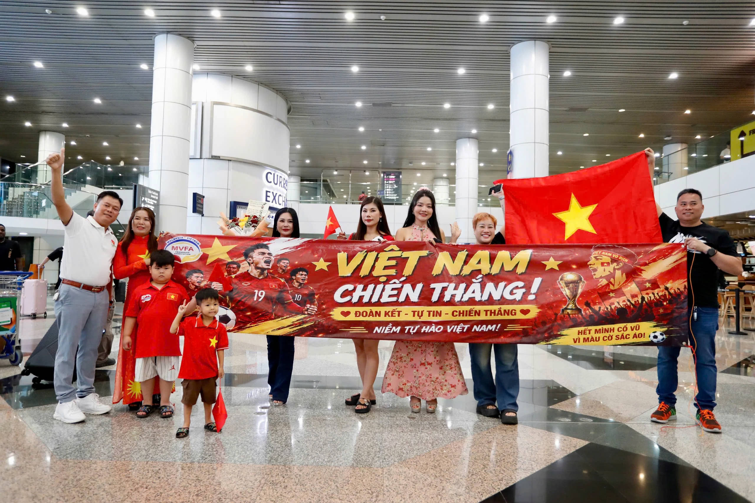 Tuyển Việt Nam có mặt tại Malaysia, sẵn sàng đấu bán kết