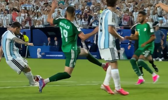 Messi Hat-Trick Fires Argentina to 3-0 Win Over Algeria in World Cup Opener