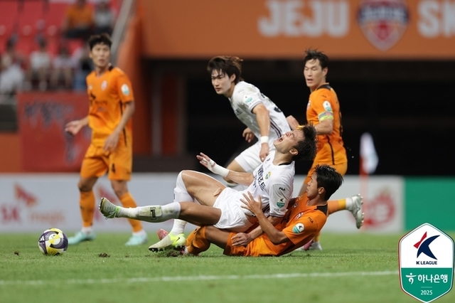 강원FC, 제주SK와 무승부... 8위 유지