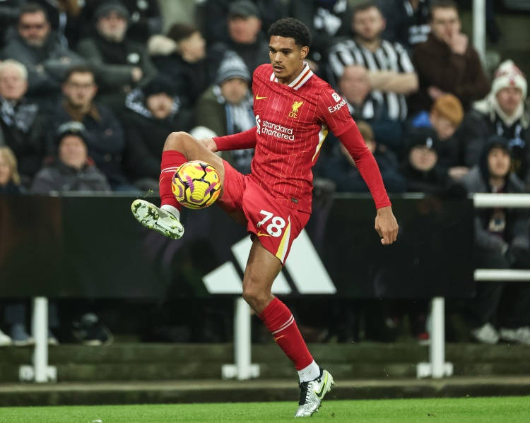The Times: Newcastle vẫn quan tâm đến Quansah của Liverpool