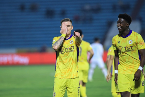 Thẻ đỏ của Tuấn Hải: 'Trọng tài quá nặng tay'