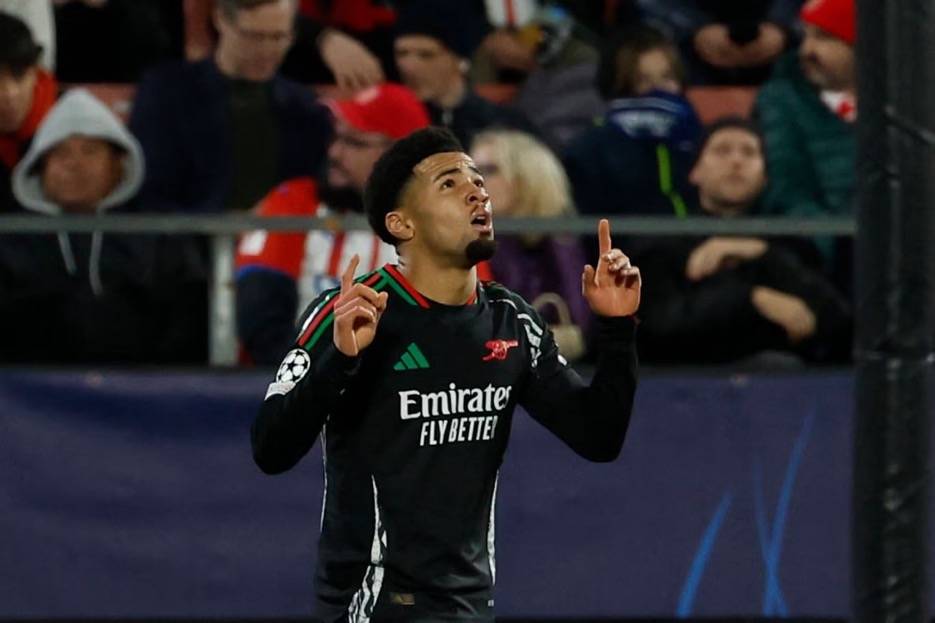 아스널, PSV 원정에서 7대1 대승... 에단 은와네리 맹활약