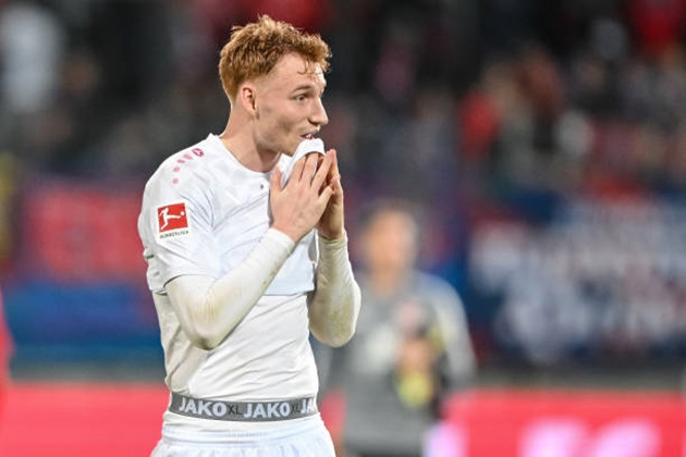 Van den Berg đắt hàng, Liverpool hét giá 20 triệu euro