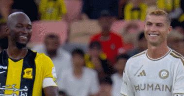 Cho tôi xem với 👀 Ronaldo bị phát hiện nhìn trộm tờ giấy của Pereira, cả hai cười với nhau