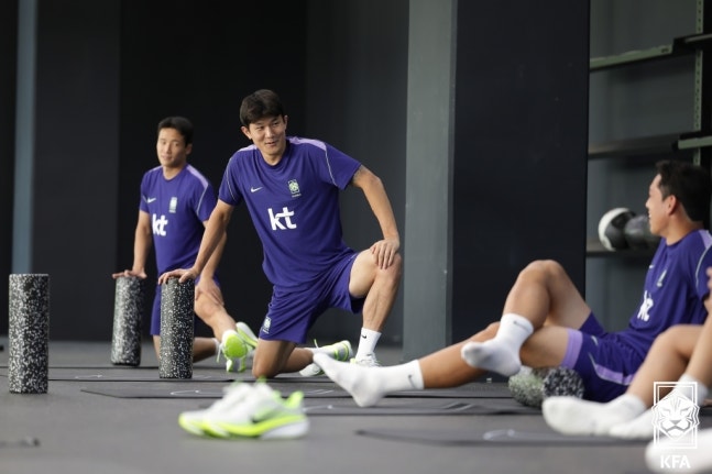 모레노호, 19명으로 첫 훈련…선수들과 일일이 '첫인사'