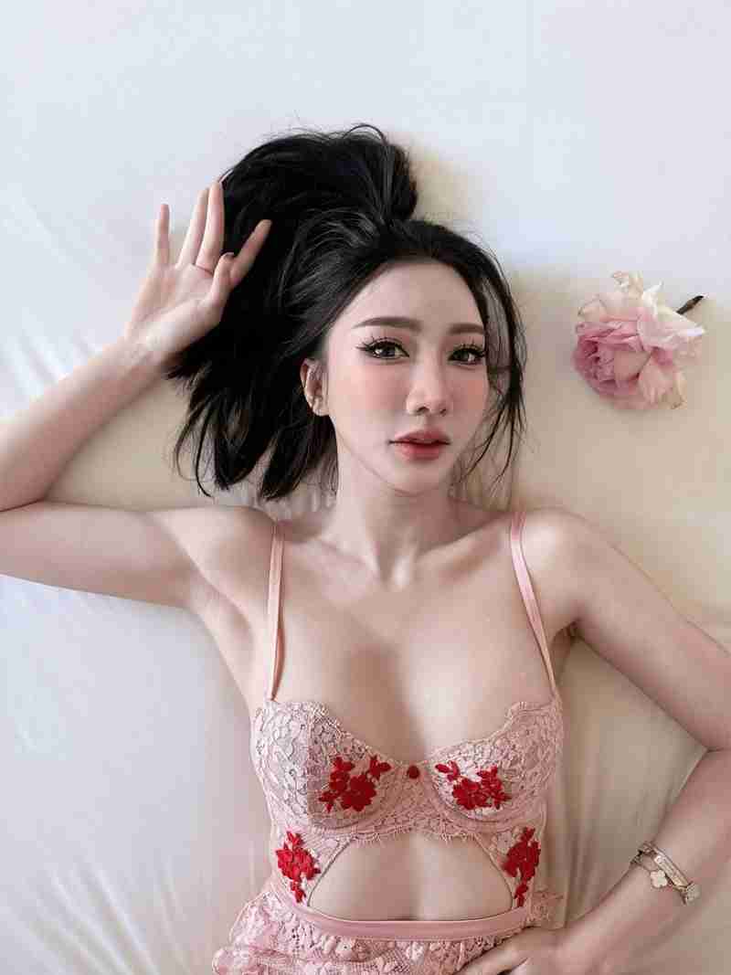 เบนซ์ พริกไทย ทำโซเชียลระอุอีกระลอก หลังเผยภาพตอนใส่ชุดนอนซีทรูลงใน IG