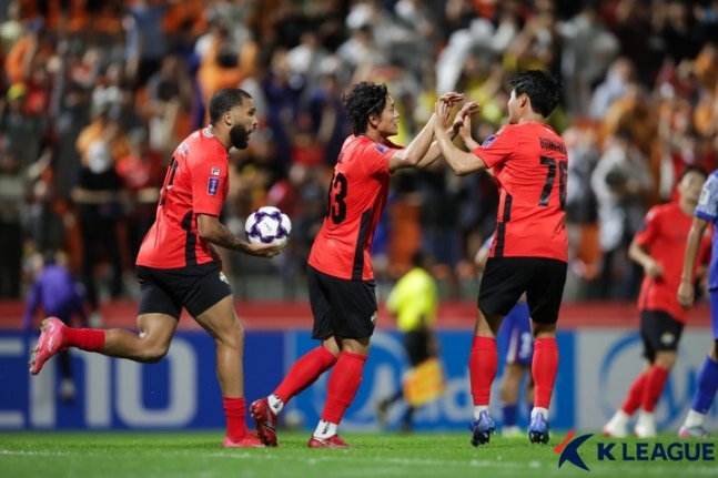 강원FC, ACLE 데뷔전서 상하이 선화에 2-1 ‘역전승’