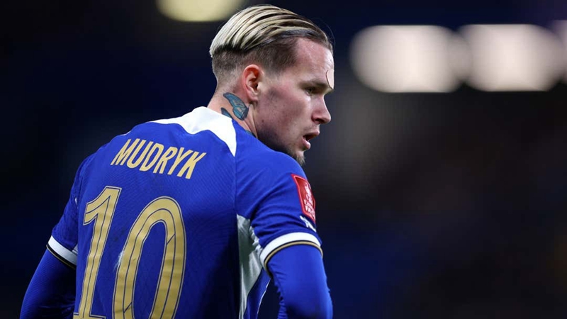 ตามถ่ายจนเมมเต็ม! มูดริคซื้อโทรศัพท์ใหม่ให้นักข่าวยูเครนตามสัญญา