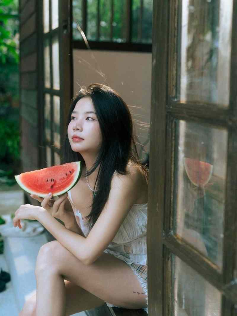 ฝน ศนันธฉัตร ใส่ชุดสายเดี่ยวลูกไม้ สาดลุคกินแตงโมแบบละมุน
