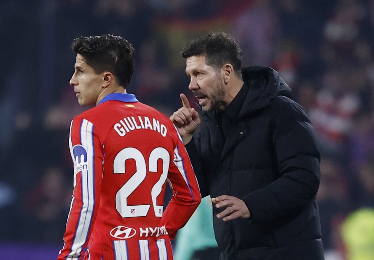 Liverpool có thể xâm nhập vòng cấm chỉ bằng vài đường chuyền. Ông ấy đã rất tức giận khi Llorente được sử dụng như một tiền đạo