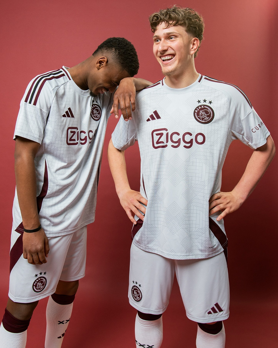 Áo sân khách thứ hai của Ajax mùa giải 2024-25