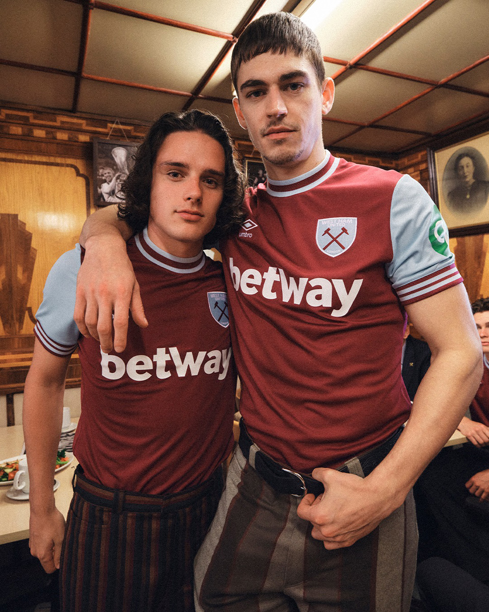 Áo đấu sân nhà của West Ham United cho mùa giải 2024-25
