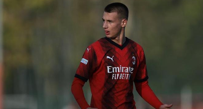 ผู้สื่อข่าว: บาเยิร์นยังสนใจคามาด้าเซ็นเตอร์วัย 16 ปีของเอซี มิลานด้วย