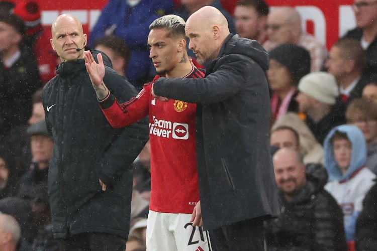 Anthony thể hiện rất kém về mọi mặt. Bạn nên hỏi Ten Hag tại sao lại mua anh ấy.