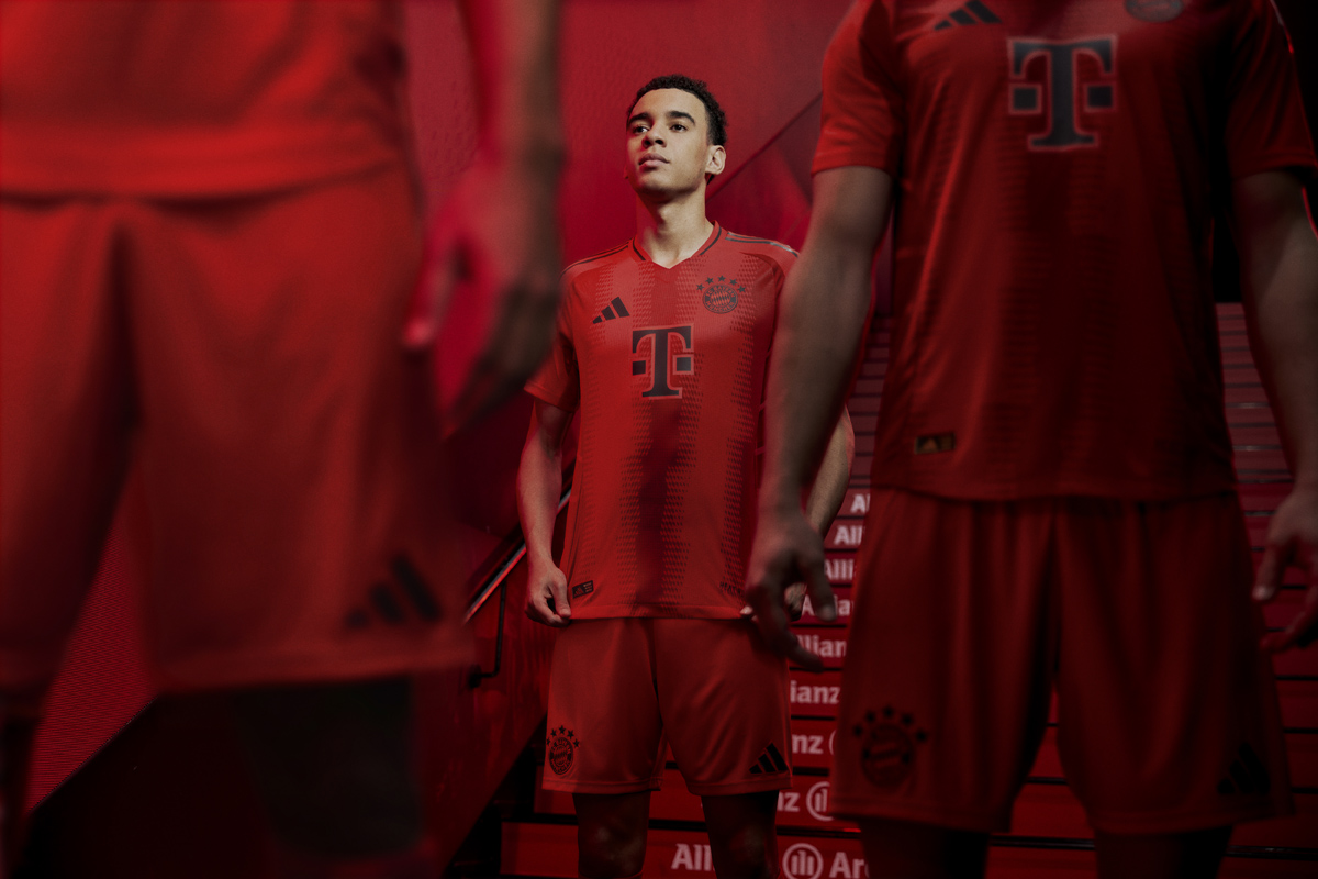 Áo đấu sân nhà của Bayern Munich 2024-25