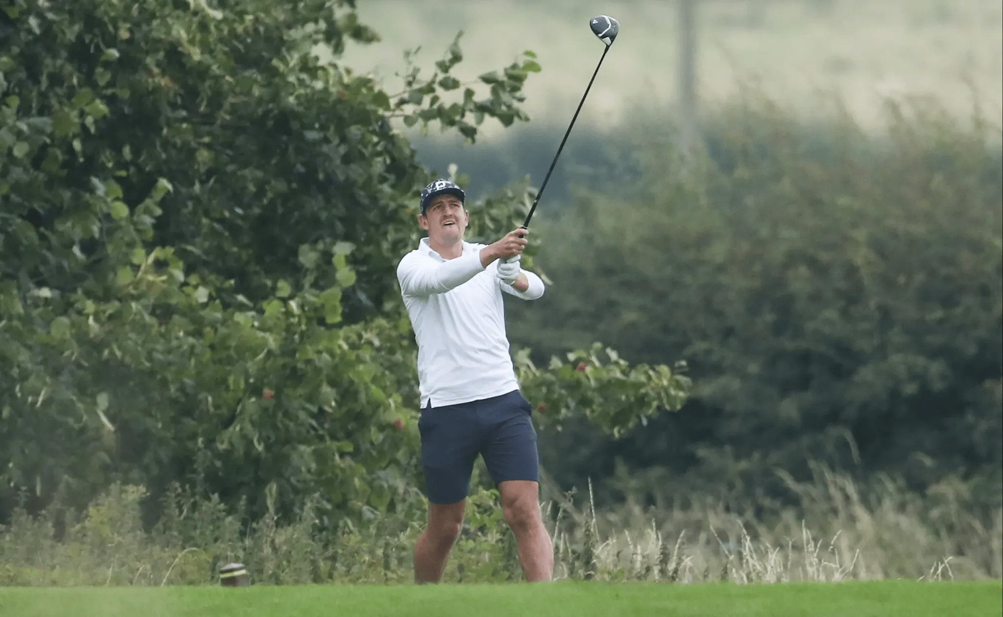Sau khi thắng Fulham, Maguire bị chụp ảnh đang chơi golf
