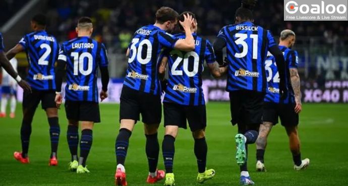 Inter Milan cruised to a 2-0 victory over Como, keeping their Serie A title hopes alive.