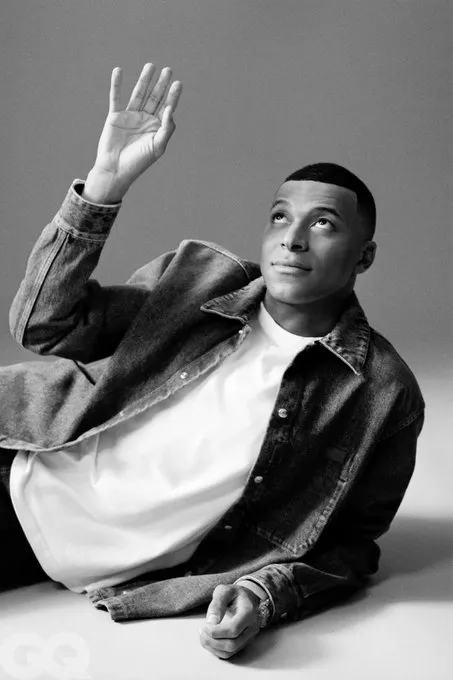 Mbappé nhận lời phỏng vấn độc quyền với tạp chí thời trang GQ và chụp nhiều ảnh