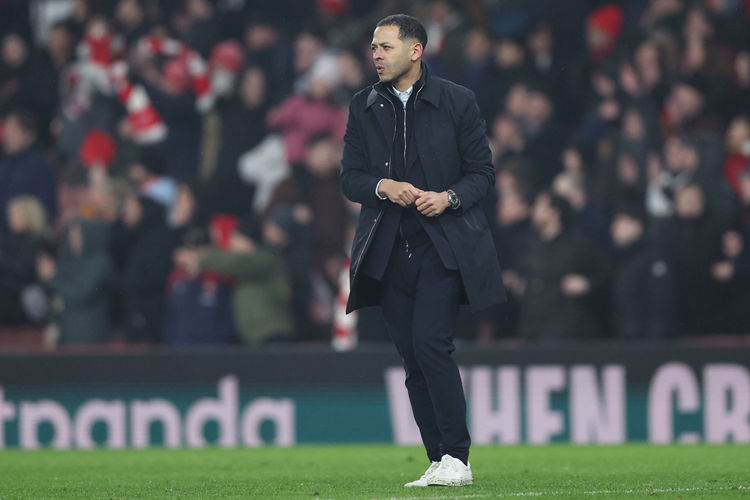 4 Trận Thua Liên Tiếp Tại Premier League! BBC: Kém Top 5 Bốn Điểm, Áp Lực Khổng Lồ Đè Nặng Lên HLV Rosenior Và Chelsea