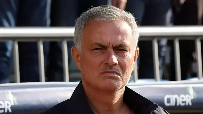 Tình cảnh trái ngược giữa Mourinho và De Rossi