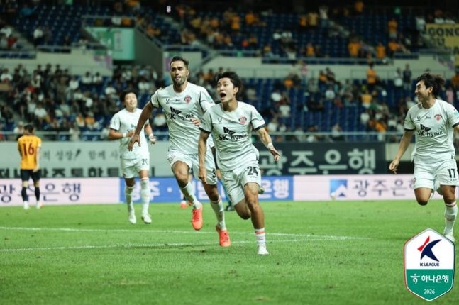 광주FC, K리그 역대 최다 '연속 무승' 불명예…강원-전북, 무승부