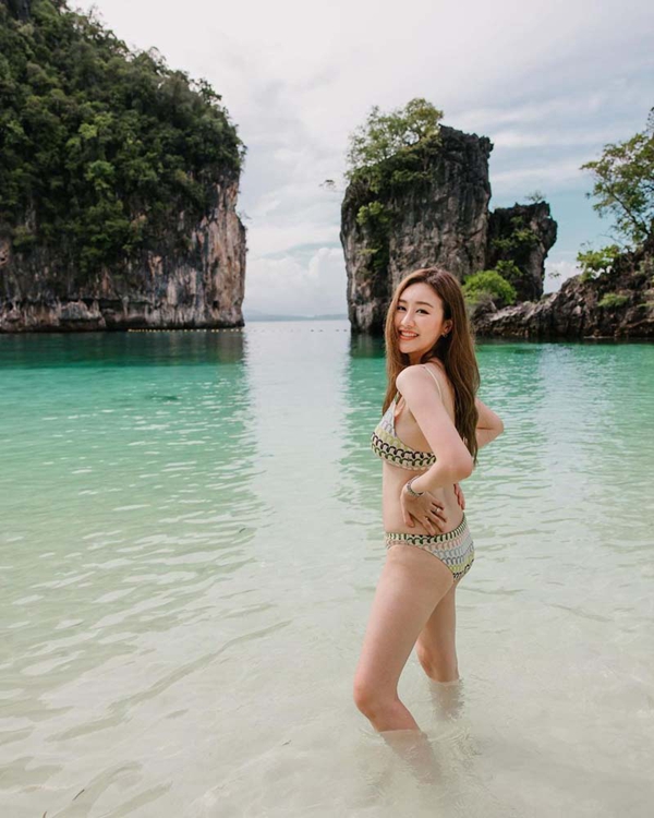 แพทตี้ พิมพาภรณ์ เสิร์ฟลุคแซ่บ โชว์ทูพีซทะเลเดือด ขาวโอโม่สว่างวาบไปทั้งหาด