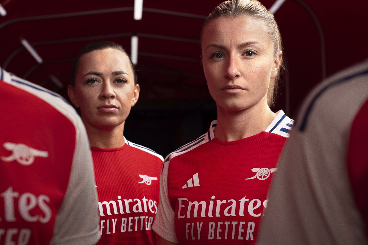 Áo thi đấu sân nhà của Arsenal cho mùa giải 2024-25