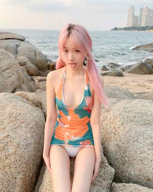 พลอยหมวย ไอดอลสาวเอวบางร่างน้อย แห่ง OnlyFans ที่ใครก็ตกหลุมรัก