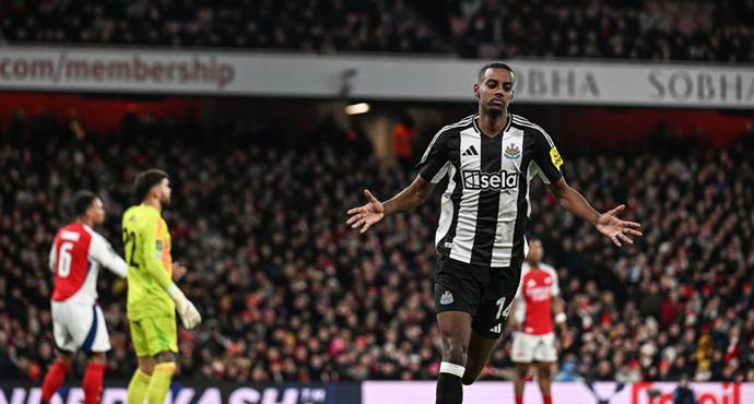 อีเอฟแอลคัพ - อิซัคทำประตู นิวคาสเซิลบุกเอาชนะอาร์เซนอล 2-0