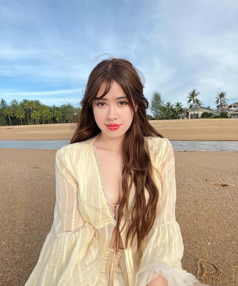 มิ้นท์ นวินดา แจกความสดใส นั่งชิลริมทะเล ในชุดสีเหลืองขับผิวออร่า เผยเนินอกเซ็กซี่เบา ๆ