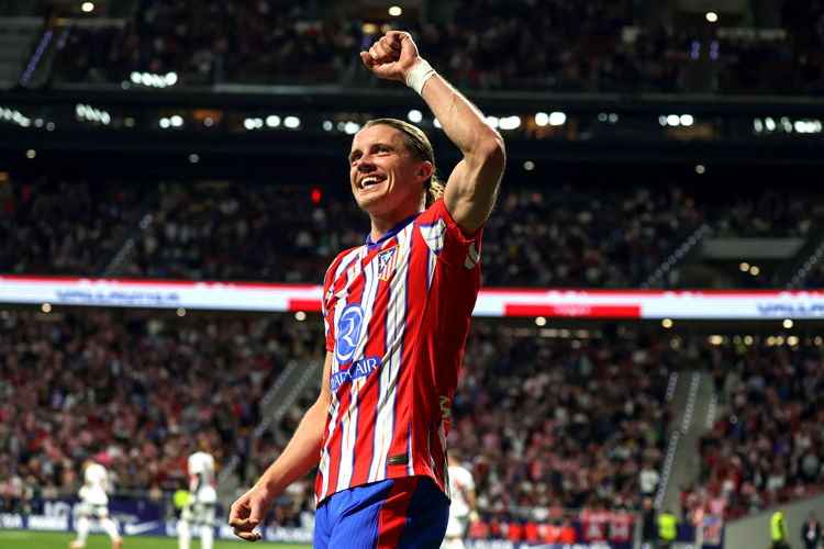 MU cân nhắc mua tiền vệ tháng 1, Gallagher, Neves, Gomes đều là ứng viên