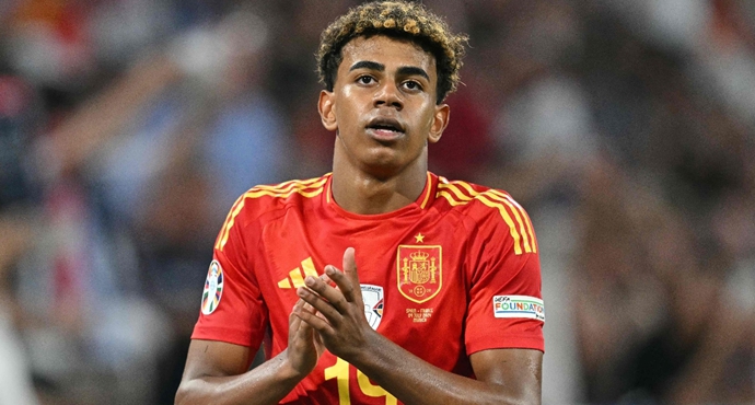 วิจารณ์สนั่น “พ่อยามาล” หมิ่น “เมสซี” แบบไม่มีอ้อมค้อม ก่อนโดนทัวร์ลงไปตามระเบียบ