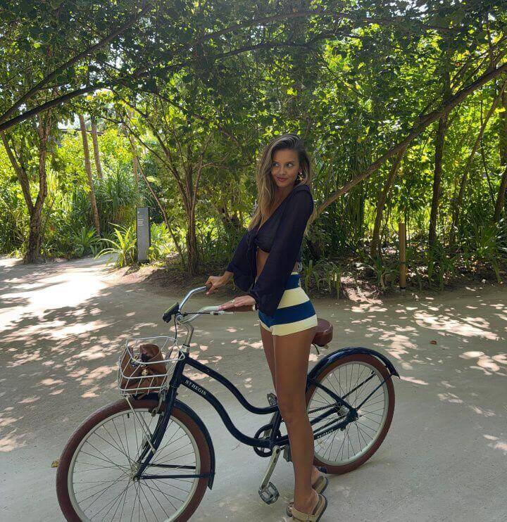 Bạn gái Hummels khoe ảnh đẹp trên mạng xã hội