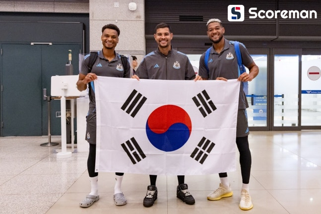 EPL 뉴캐슬, 환영 받으며 입국… ‘신입’ 박승수는 태극기 휘날렸다
